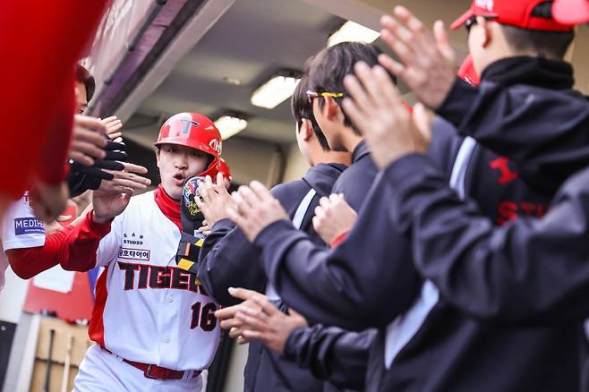 KIA 윤도현(16번)은 2026시즌 수비서 발전을 이뤄내며 한 단계 더 도약하려 한다. 사진제공｜KIA 타이거즈