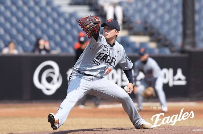 한화 왕옌청이 17일 대전한화생명볼파크서 열린 두산과 시범경기에 선발등판해 역투하고 있다. 사진제공｜한화 이글스