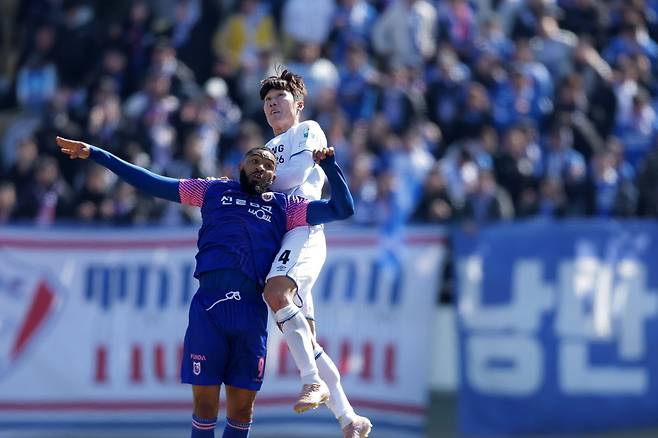 수원 삼성은 올 시즌 부임한 이정효 감독의 지도력과 베테랑 센터백 홍정호-송주훈(뒤)의 가세에 힘입어 K리그1 승격 레이스 초반부터 좋은 모습을 보이고 있다. 사진제공│한국프로축구연맹