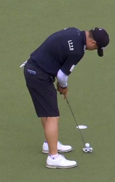 이태훈이 지난 15일 열린 LIV 골프 싱가포르 대회 연장전에서 60㎝ 거리의 파 퍼트를 하고 있다.  SNS 캡처