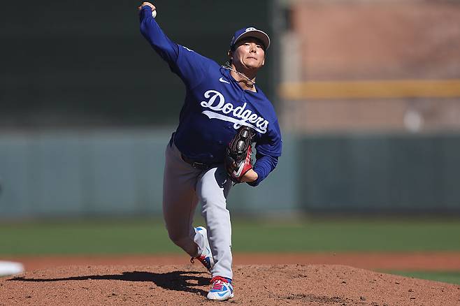 LA 다저스 야마모토 요시노부가 지난달 28일 시범경기 샌프란시스코전에서 투구하고 있다. Getty Images코리아