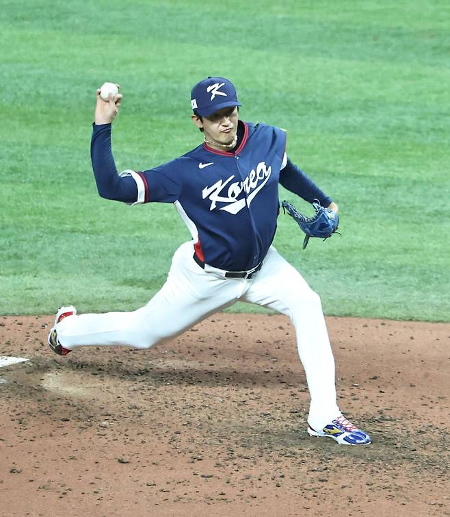 도미니카공화국전에서 역투하는 KT 고영표. 연합뉴스