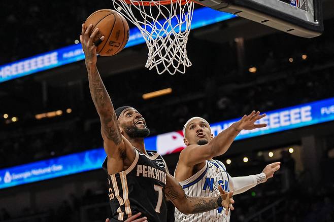 니케일 알렉산더-워커(왼쪽)가 17일 미국 조지아주 애틀랜타의 스테이트 팜 아레나에서 열린 올랜도 매직과의 2025~2026 미국프로농구 홈경기에서 슛하고 있다.   애틀랜타 | Imagn Images연합뉴스