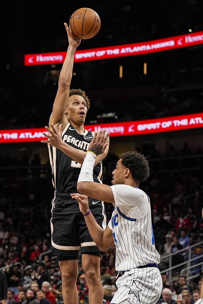 다이슨 다니엘스(왼쪽)가 17일 미국 조지아주 애틀랜타의 스테이트 팜 아레나에서 열린 올랜도 매직과의 2025~2026 미국프로농구 홈경기에서 슛하고 있다. 애틀랜타 | Imagn Images연합뉴스