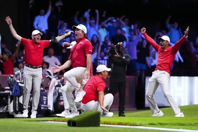 스크린골프 리그 TGL 주피터 링크스 GC에서 뛰고 있는 김주형(오른쪽에서 두 번째)이 지난 4일 열린 더베이 GC와의 경기 도중 홀인원을 한 뒤 타이거 우즈(맨 오른쪽) 등 동료들과 함께 환호하고 있다. TGL 홈페이지 캡처