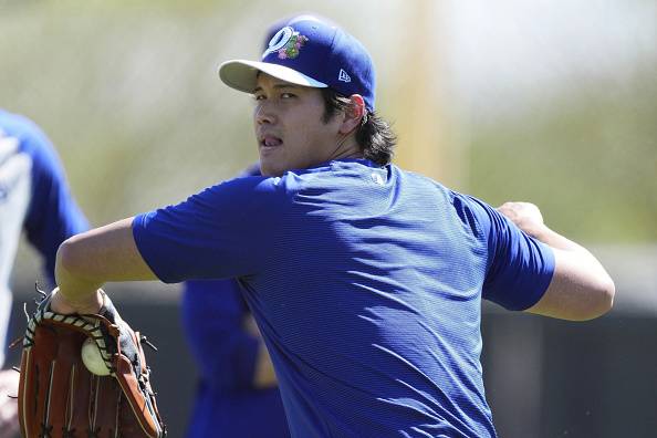 오타니 쇼헤이가 17일 LA다저스 훈련에 참가해 공을 던지고 있다. 게티이미지