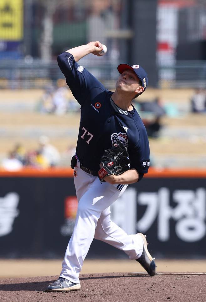 두산 크리스 플렉센이 17일 대전 한화생명 볼파크에서 열린 한화와 2026 프로야구 시범경기에 선발등판해 공을 던지고 있다.   두산 베어스 제공