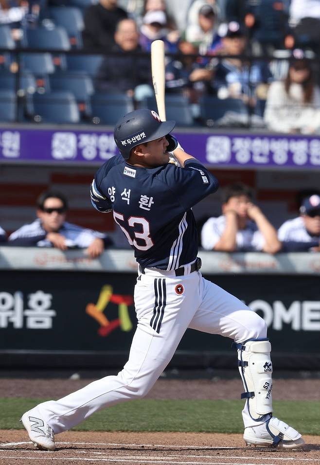 두산 양석환이 17일 대전 한화생명 볼파크에서 열린 2026 프로야구 시범경기에서 6회초 솔로홈런을 치고 있다.     두산 베어스 제공