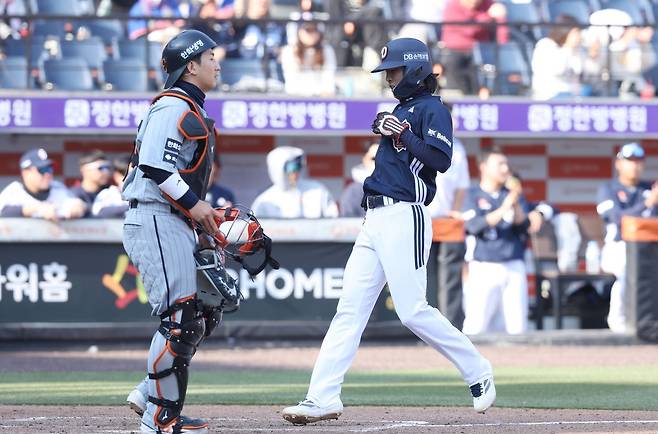 두산 이유찬이 17일 대전 한화생명 볼파크에서 열린 한화와 2026 프로야구 시범경기에서 9회초 결승득점을 올리고 있다.    두산 베어스 제공