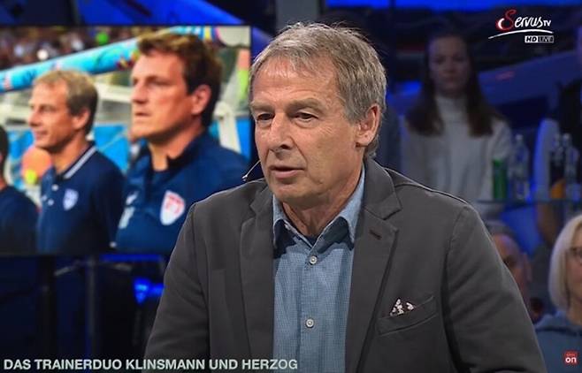 ▲ 성적 부진으로 한국 축구대표팀 사령탑에서 불명예 낙마한 위르겐 클린스만 전 감독이 여전히 자기 변호에 힘을 쓰고 있다. 아시안컵 우승에 실패한 이유로 선수들을 지목했다. 요르단과 준결승 전에 손흥민과 이강인이 몸싸움을 벌인 걸 해외 방송에서 직접 언급하며 지금까지 물고 늘어진다. ⓒ 세르버스TV 캡쳐