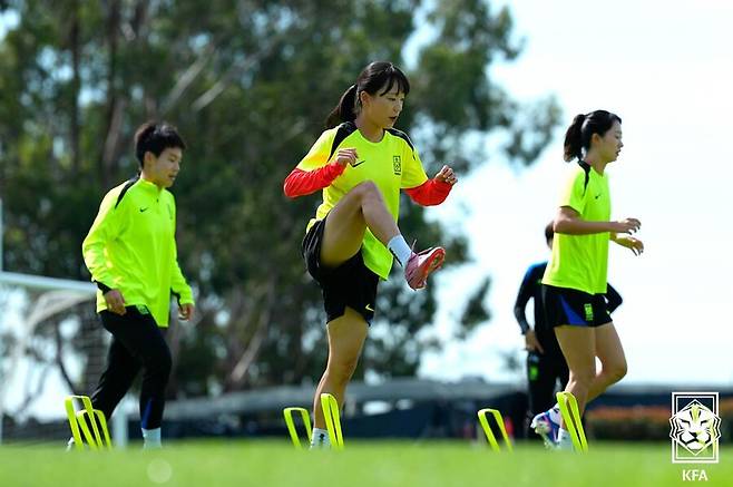 ▲ 한국 여자축구 대표팀은 18일 오후 6시 시드니에서 강력한 우승후보 일본과 운명의 한일전을 치른다. 이번 대회 4강에 진출하면서 여자 월드컵 출전권을 확보했지만 일본을 넘어야 최종 목표인 아시안컵 우승을 바라볼 수 있다. ⓒ대한축구협회