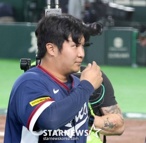 대한민국 야구대표팀이 9일 도쿄돔에서 열린 2026 WBC 도쿄POOL 대한민국과 호주 경기에서 7-2로 승리하며 마이애미행을 확정지었다. 아슬아슬하게 5점차 2실점을 유지한 쫄깃한 승부였다. 승리의 일등공신 문보경이 눈물을 훔치고 있다.2 026.03.08. /사진=강영조 선임기자