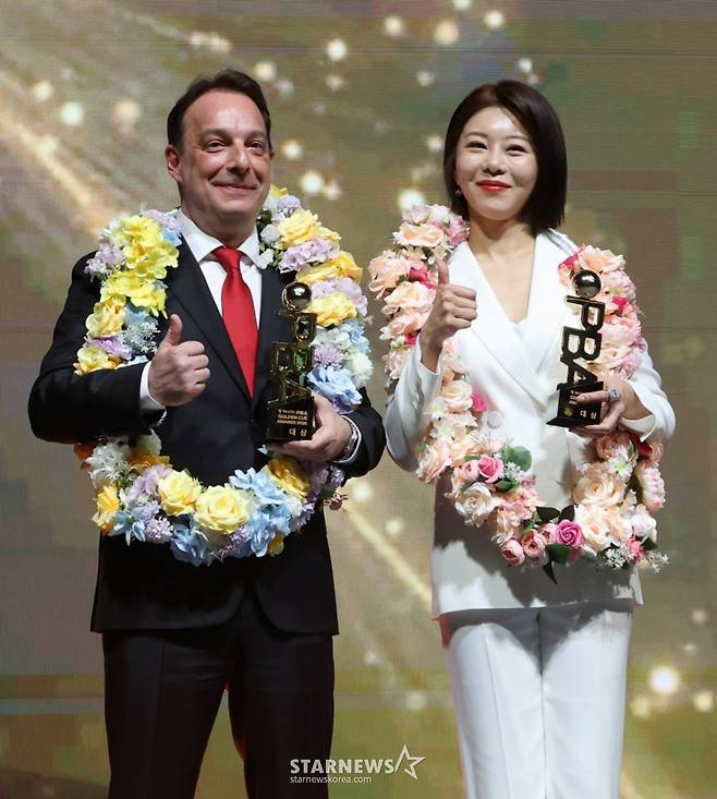 '하나카드 PBA 골든큐 어워즈 2026'이 17일 서울 광진구 그랜드워커힐서울 비스타홀에서 열렸다.  다니엘 산체스(웰컴저축은행)와 김가영(하나카드)이 대상을 수상한 후 포즈를  취하고 있다. /사진=김진경 대기자