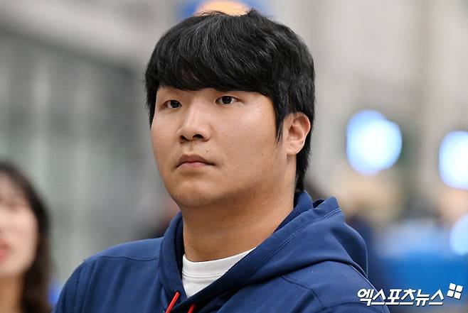 17년 만에 WBC 8강에 진출한 야구 대표팀이 16일 새벽 인천국제공항을 통해 귀국했다.  야구 대표팀 문보경이 인터뷰를 기다리고 있다. 인천공항, 김한준 기자