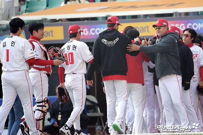 이숭용(오른쪽 첫 번째) SSG 랜더스 감독이 17일 인천 SSG랜더스필드에서 열린 2026 KBO 시범경기 삼성 라이온즈전에서 8-4로 승리한 뒤 선수들을 격려하고 있다. 사진 고아라 기자