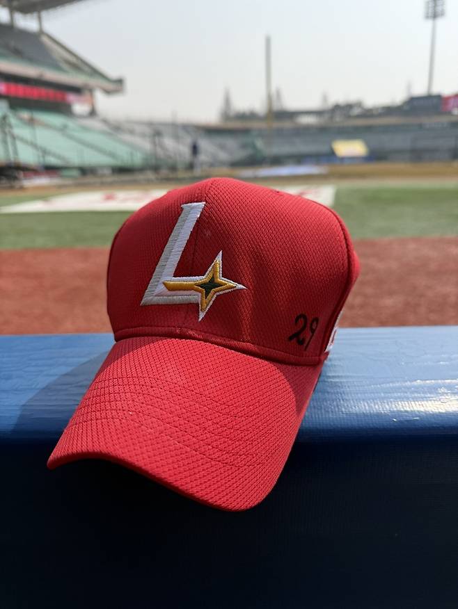 SSG 랜더스가 부상으로 재활 중인 에이스 김광현을 응원하는 마음을 담아 지난 16일 시범경기부터 선수단 전체가 김광현의 등번호 29번을 모자에 새기고 게임을 뛰고 있다. 사진 SSG 랜더스 제공