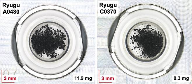 소행성 류구(Ryugu)에서 채취해온 샘플 일본 소행성 탐사선 하야부사2가 류구(Ryugu)의 제1·제2 착륙 지점에서 각각 채취한 류구 샘플 사진. [JAXA / JAMSTEC 제공. 재판매 및 DB 금지]