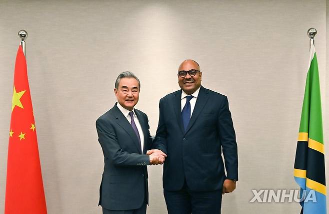 왕이 중국 외교부장과 타비트 콤보 탄자니아 외교장관 2026년 1월 9일 탄자니아 다르에스살렘에서 왕이 중국 외교부장과 타비트 콤보 탄자니아 외교장관이 회담하고 있다.[신화 연합뉴스 자료사진. 재판매 및 DB 금지]