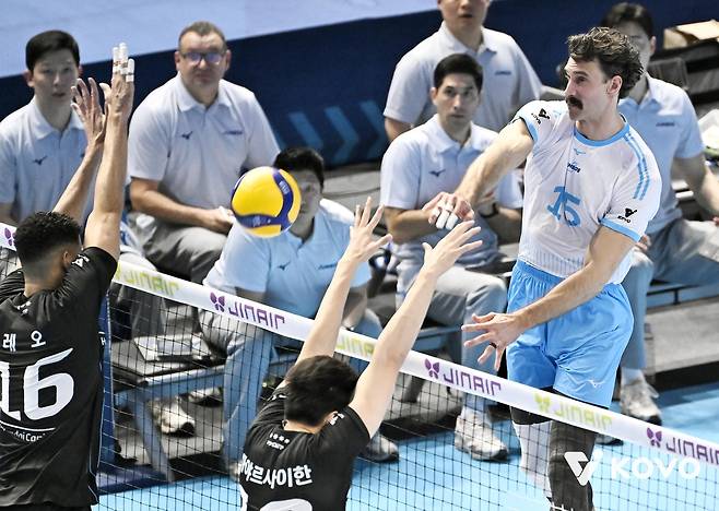 공격하는 대한항공의 러셀(오른쪽)과 블로킹하는 현대캐피탈의 레오(왼쪽) [한국배구연맹 제공. 재판매 및 DB 금지]