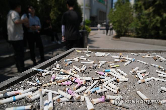 서울 시내 한 흡연 구역 [연합뉴스 자료사진]