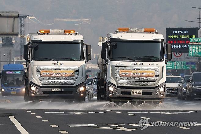 초미세먼지 날릴 도로 물청소 (서울=연합뉴스) 임화영 기자 = 17일 서울시청과 광화문광장 일대에서 초미세먼지 저감을 위한 봄맞이 도로 물청소가 진행되고 있다. 2026.3.17 hwayoung7@yna.co.kr