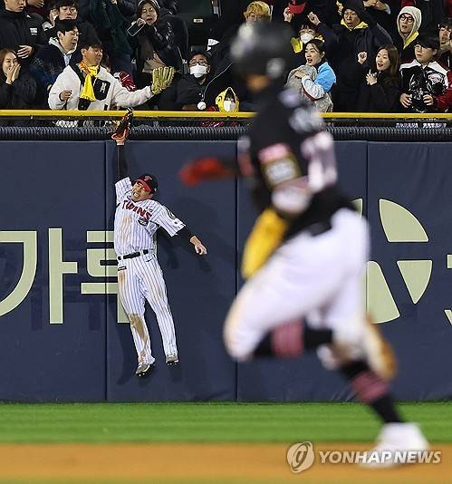 문성주 수비 [연합뉴스 자료사진]