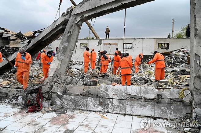 파키스탄 공습에 폐허가 된 아프간 병원 (카불 AFP=연합뉴스) 17일(현지시간) 아프가니스탄 수도의 병원이 전날 밤 파키스탄군의 폭격으로 폐허가 된 가운데 구조대원들이 잔해 속에서 생존자와 희생자들을 찾고 있다.