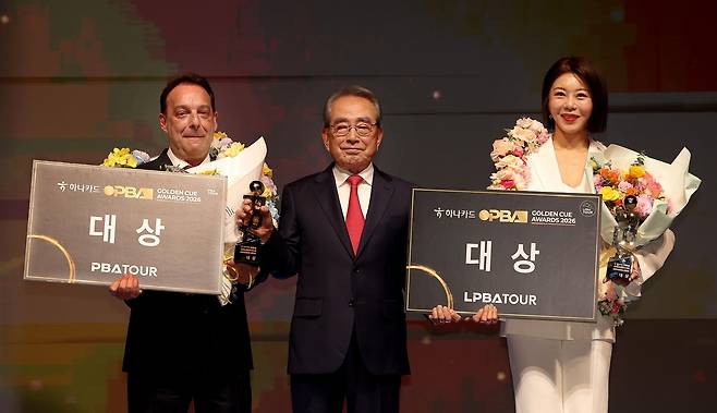 대상을 받은 다니엘 산체스(왼쪽)와 김가영(오른쪽). 가운데는 김영수 총재. [PBA 제공. 재판매 및 DB 금지]