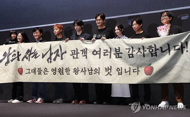 영화 '왕과 사는 남자' 흥행 감사 무대인사 (서울=연합뉴스) 강민지 기자 = 17일 서울 강남구 메가박스 코엑스에서 열린 영화 '왕과 사는 남자' 흥행 감사 무대인사에서 감독과 배우들이 기념촬영을 하고 있다. 2026.3.17 mjkang@yna.co.kr