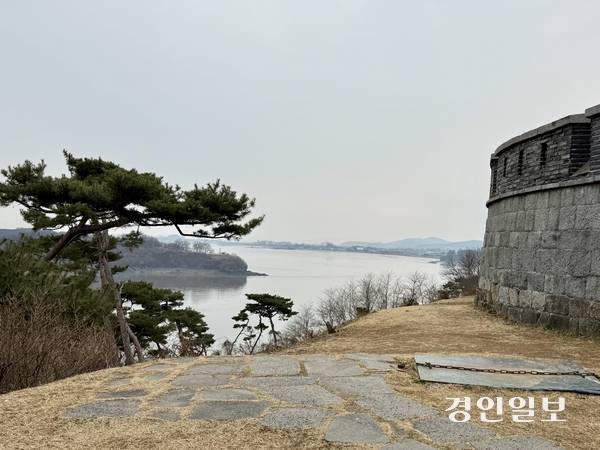 광성보에 있는 손돌목돈대. 신미양요 당시 어재연 장군과 부대원이 강화도를 침략한 미군과 격렬한 전투를 벌인 끝에 순절한 곳이다. 손돌목이 내려다 보인다. 2026.3.11 /박경호기자 pkhh@kyeongin.com