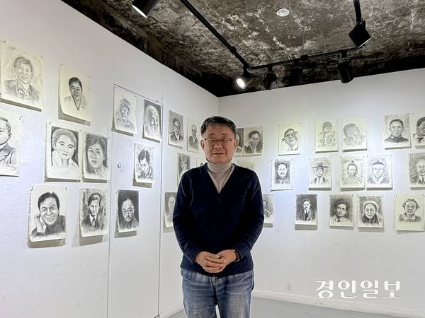 ‘신현수의 만인화’ 전시가 열리는 인천 도든아트하우스에서 만난 신현수 시인. 2026.3.16 /박경호기자 pkhh@kyeongin.com