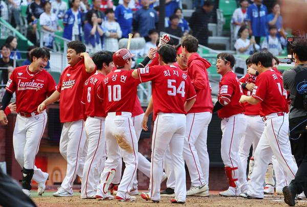 지난해 10월11일 인천 SSG랜더스필드에서 열린 2025 프로야구 KBO리그 포스트시즌 준플레이오프 2차전 삼성 라이온즈와 SSG 랜더스의 경기. 4-3으로 승리한 SSG 선수들이 환호하고 있다. 2025.10.11 /연합뉴스