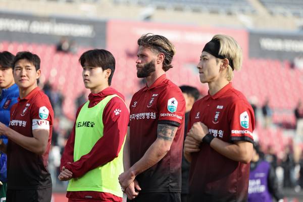 지난 15일 부천종합운동장에서 열린 부천FC 1995와 울산HD와의 경기에서 부천이 1-2로 패배한 뒤 선수들이 팬들에게 인사하고 있다. /한국프로축구연맹 제공