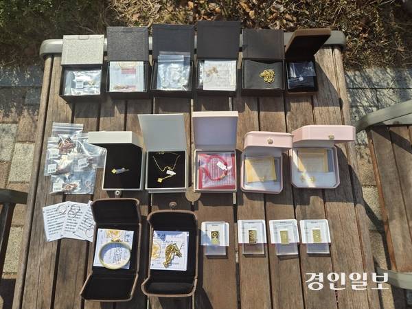 김포시 60대 여성이 지난 1월 쿠팡에서 구입한 금제품들. 이 여성은 현장 감정에서 해당 제품들이 가품 판정을 받았다며 금사기 피해를 호소하고 있다. 2026.3.18 김포/김연태기자 kyt@kyeongin.com