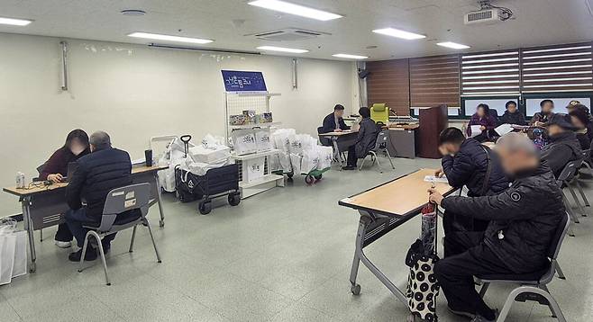 ▲&nbsp;매주 수요일 오전 10시부터 낮 12시까지 인천시사회복지회관 1층에서 운영되던 그냥드림 시범사업은 내달 말 종료된다. 본 사업은 5개 군·구, 7개소에서 진행된다.