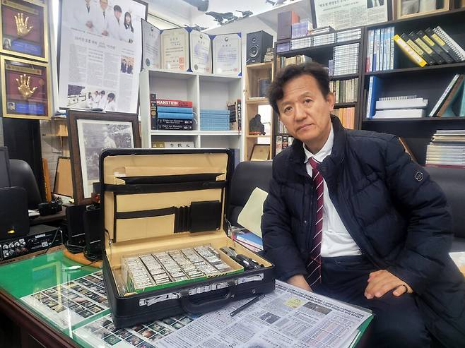 ▲ 18일 인천일보와 인터뷰에서 6·25 소년병들의 증언을 녹음한 테이프를 보여주고 있는 이규원 관장.