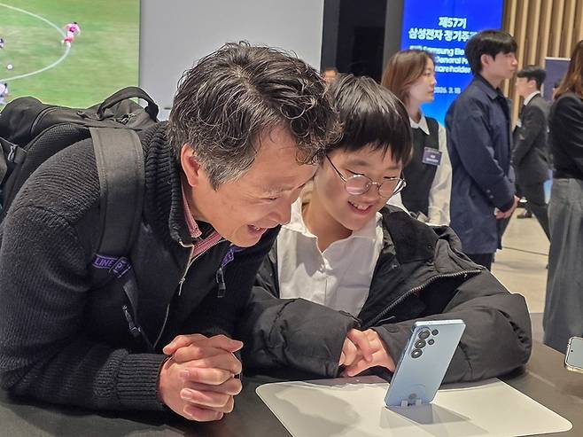 삼성전자 제57기 정기 주주총회에서 주주들이 AI 경험체험존에 전시된 갤럭시 S26 시리즈를 체험중이다. 사진=삼성전자