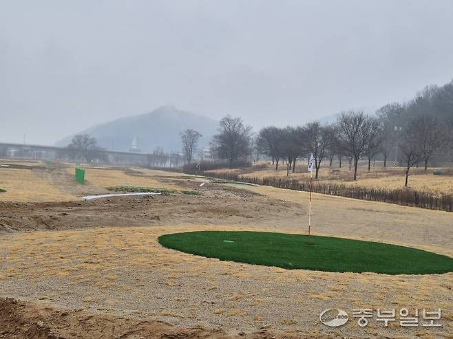 18일 여주 대신파크골프장의 모습. 임시개장에 들어갔으나 배수가 잘 안되고 잔디가 제대로 식재되지 않는 등 문제점이 드러나 대책 마련이 요구된다. 김규철 기자