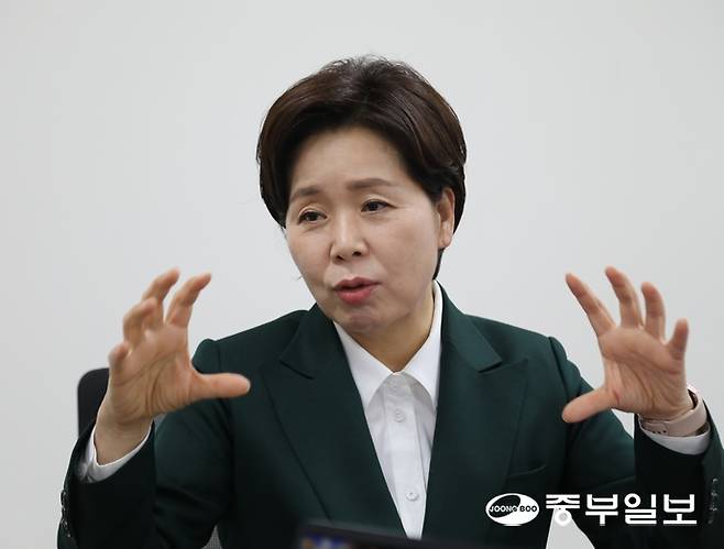 경기도지사 선거 출사표를 던진 양향자 국민의힘 최고위원이 16일 중부일보와의 인터뷰에서 취재진의 질의에 답하고 있다. 양성모 기자