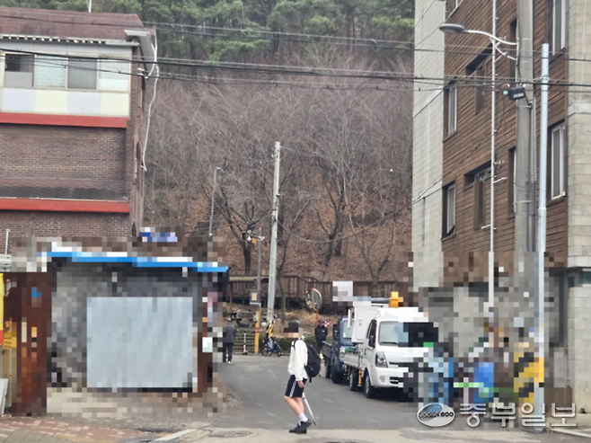 세 살배기 친딸을 6년 전 학대해 숨지게 한 뒤 시신을 산 속에 유기한 30대 여성과 그를 도운 30대 남성이 경찰에 붙잡혔다. 사진은 18일 오후 유기된 딸의 유해로 추정되는 시신이 발견된 안산시 단원구 와동의 한 야산 진입로의 모습. 최진규기자