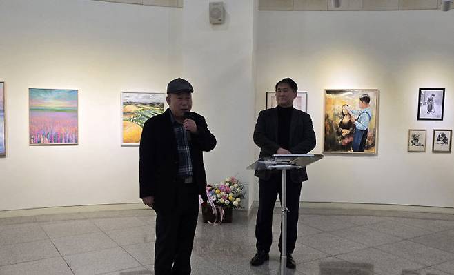 박범정 부회장과 박홍규 작가 등 수많은 제자들을 길러낸 홍상혁 화백이 축사하고 있다.           사진=한성일 기자