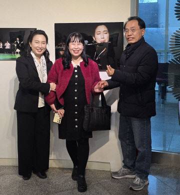 이날 축하연주한 허정인 플루티스트와 필자와 문병직 전 충남대학교 행정실장.