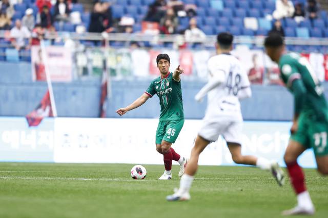 대전하나시티즌 하창래가 14일 김천상무 FC와의 홈경기에서 진두지휘를 하고 있다. 대전하나시티즌 제공