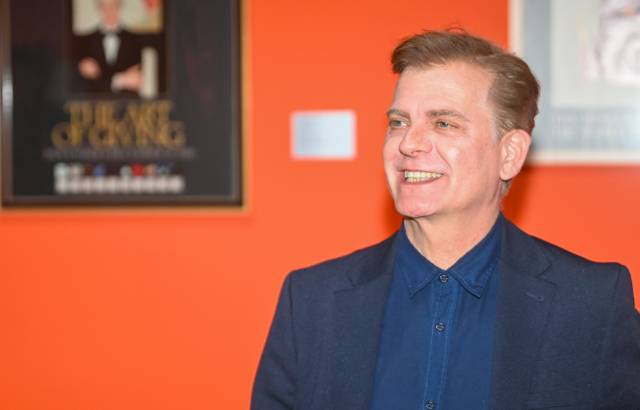 앤디 워홀 작품 소장자 폴 마레샬이 충청투데이와 인터뷰에서 밝은 표정으로 답변을 이어나가고 있다. 사진=김주형 기자