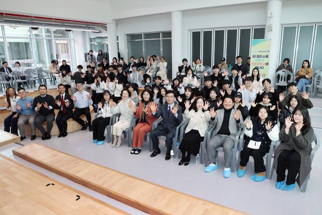 ▲ 청주 단재고는 2월 단재고 아뜨리움에서 학생과 학부모, 교사 등 100여명이 참석한 가운데 '세계와 만나는 글로벌 캠퍼스데이 프로그램'을 진행했다. /충북도교육청 제공