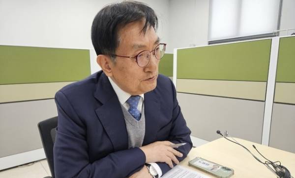 18일 충북도청 기자실에서 더불어민주당 노영민 충북지사 예비후보가 긴급 기자회견를 열어 같은 당 신용한 충북지사 예비후보의 선거 문자 내용을 문제삼고 있다. /안성수기자