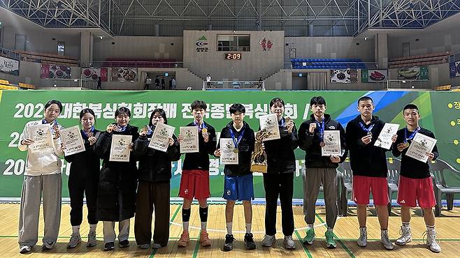 대한복싱협회장배 전국종별복싱대회에서 메달을 수확하며 전남 복싱을 빛낸 영광의 얼굴들. 왼쪽부터 이정원, 안아요, 최유나, 이예림, 정광진, 김태서, 황보주, 김한빈, 김도완, 박주현. <전남도체육회 제공>