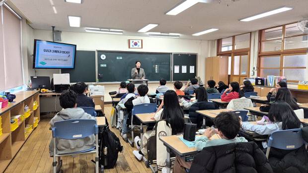양동초에서 지난 17일 진행된 ‘우리가 보는 서구’ 프로젝트 모습.<광주서구문화원 제공>