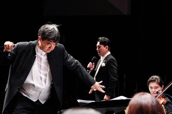 정나라 음악감독(왼쪽)과 멜론 심포니 오케스트라의 공연 장면.<멜론 심포니 오케스트라 제공>