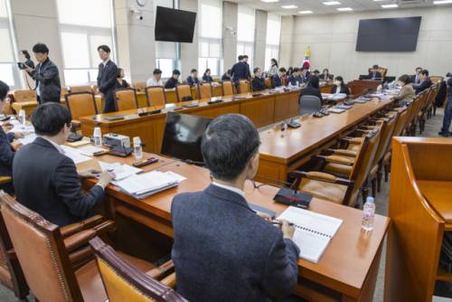 ◇국회 행정안전위원회 법안심사제1소위원회 위원장인 더불어민주당 윤건영 의원이 17일 국회에서 법안소위를 개회한 뒤 안건을 설명하고 있다. 이날 행안위 법안소위는 정부가 제출한 중대범죄수사청 법안에 대해 마지막 수정을 진행할 계획이다. 연합뉴스